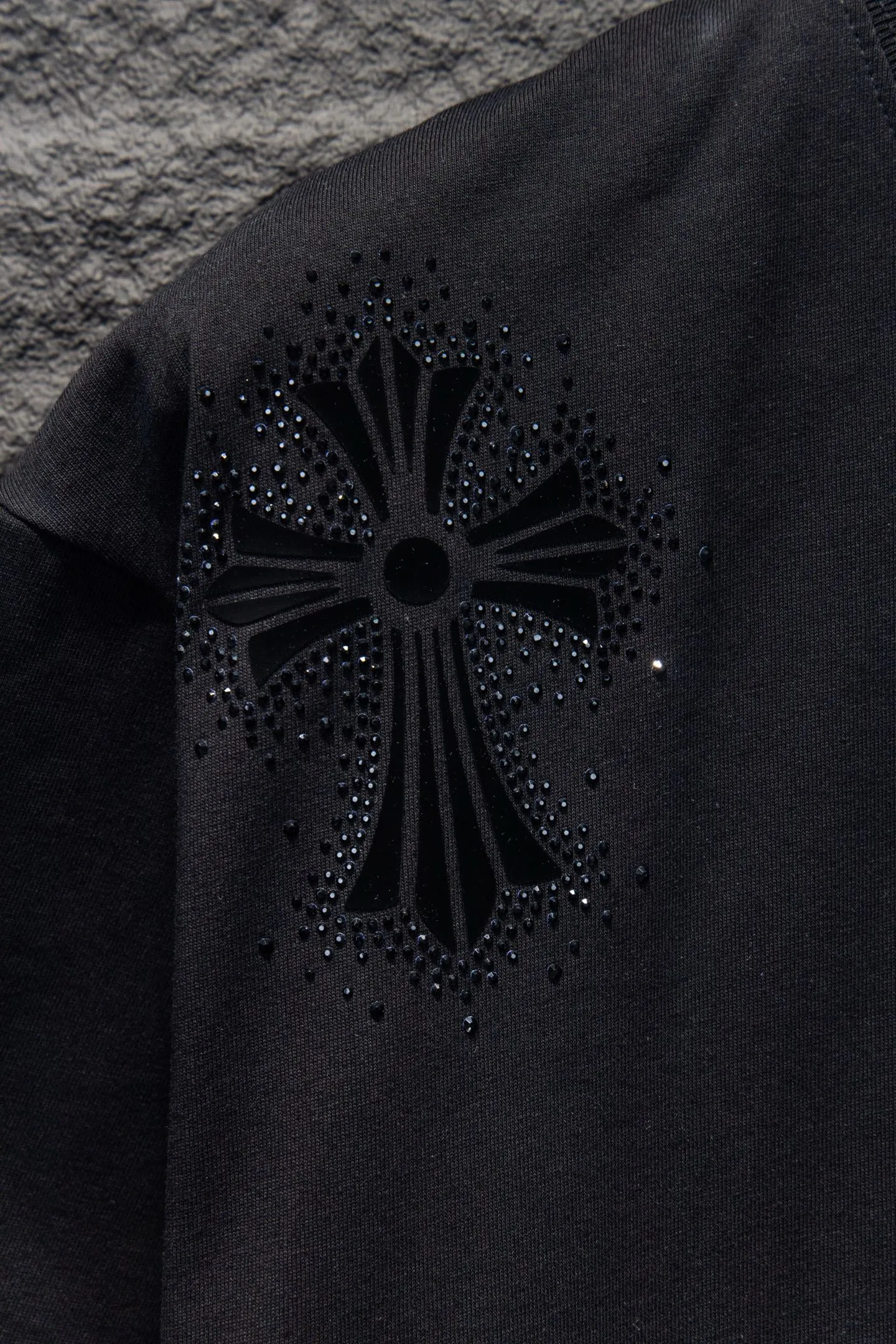 P190 🆕Chrome hearts 25ss os version is really charming and Chrome Hearts is really a must-have. Each season's new version is made to the extreme. It is very practical and can be worn casually. Nice✔️ - ⚠️100% cotton. It is made of 32-count double yarn, 260-gram weight fabric and imported knitted needle carded cotton. It has moderate thickness, drape and contour, and the upper body is comfortable! ! It is very tolerant to fat body types and can instantly lose five pounds after wearing it!  Specially ordered many Austrian hot diamonds, which have the bling bling effect of natural crystals under the light, with multi-faceted reflective points, and the production cost is extremely high. The laser molding includes a computer engraving machine and a laser machine, which are accurate in units of particles. Finally, it is hot and set at high temperature. After the hot ironing, the firmness needs to be tested repeatedly on the hot stamping. It can show colorful reflections under the light. The collar webbing extends to the shoulders for reinforcement, and the stitching at the joints. The hem and cuffs are all made with 0.2mm stitch double-thread stitching. They are carefully produced at a high cost. The attitude of making goods with a magnifying glass restores the quality and effect of the product. The full set of customized accessories only presents every detail to the customer. Printing is done using film printing. 50,000 positioning is very time-consuming. The body is treated with silicone elements, which greatly increases the interest of the clothing; unique visual effects. After special treatment, a unique effect is formed. An irregular hem is added to the version. This year's Kroxin is the main version. In the past two years, the oversize version has become the focus of the trend and has been a popular staple in the past two years. The change of designers has made this brand an instant hit. The progressive fashion of the times also needs the blood impact of fresh elements and trendy designs in order to continue its glory! It’s stylish both inside and outside, a must-have for high street travel! An absolute "eye-catching style" that can match couples 💏 Color: Black White Size: S M L XL